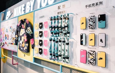 除了DIY球鞋，NIKE還推出服裝專屬定制服務(wù)！盡情發(fā)揮再也不怕撞衫！手機(jī)殼定制服務(wù)也來了